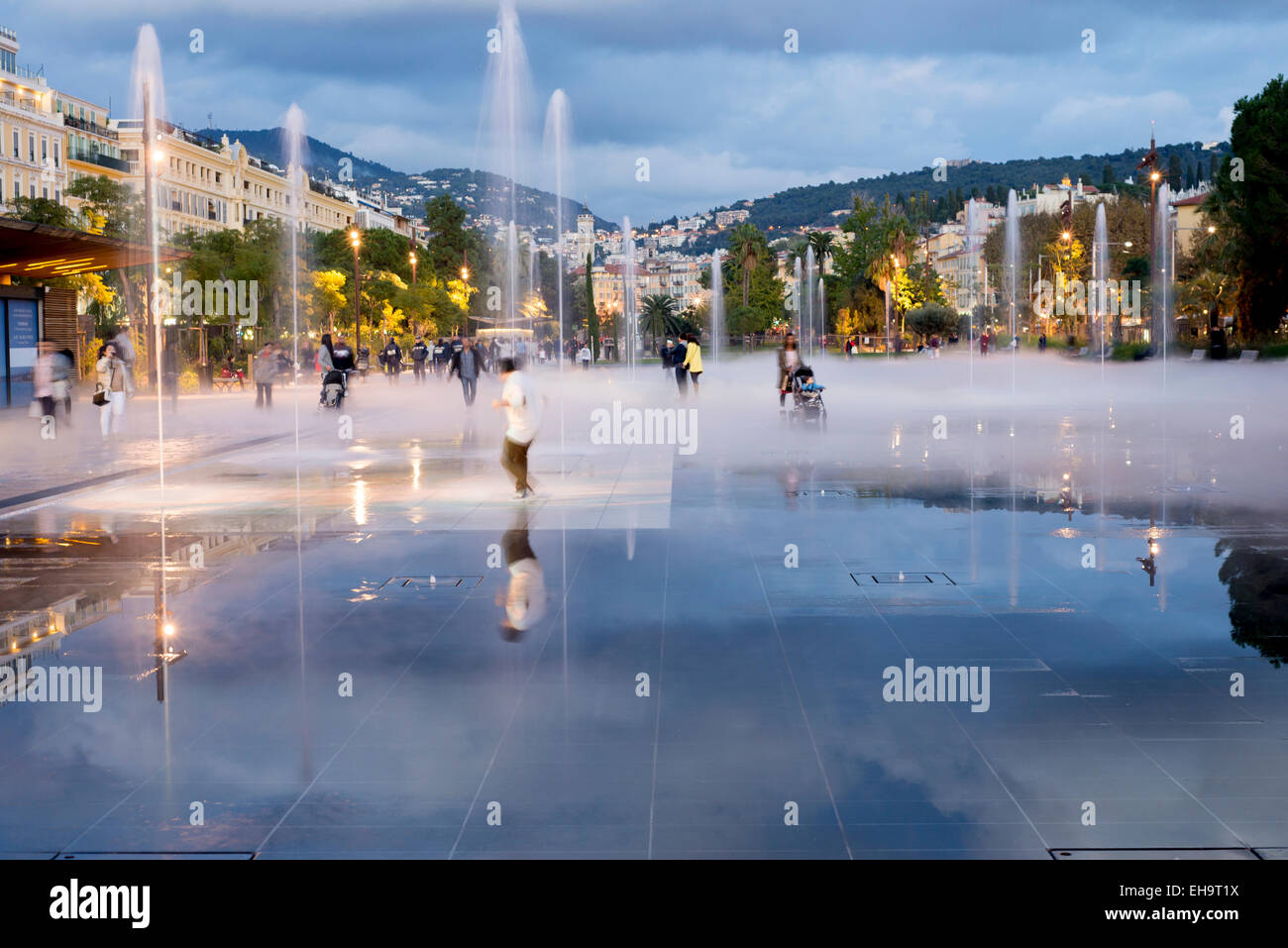 Direkt neben der Altstadt ist eine große restaurierte Fläche mit Brunnen und Nebel Spielfläche, Place Massena, Nizza, Frankreich Stockfoto
