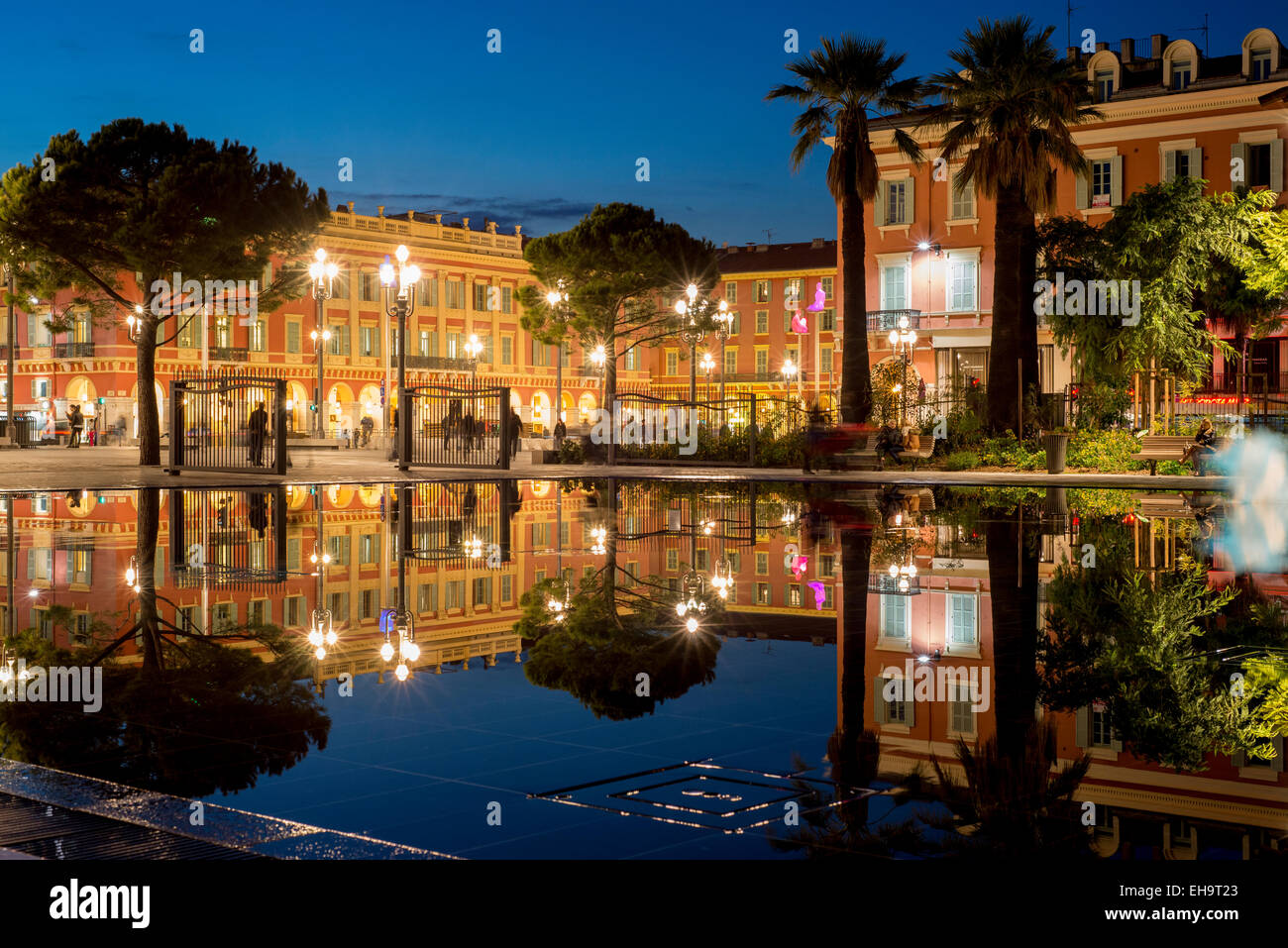 Wasserfläche mit Brunnen, Nebel und dann Ruhe schafft Reflexionen auf das Stille Wasser, Place Massena, Nizza, Frankreich Stockfoto