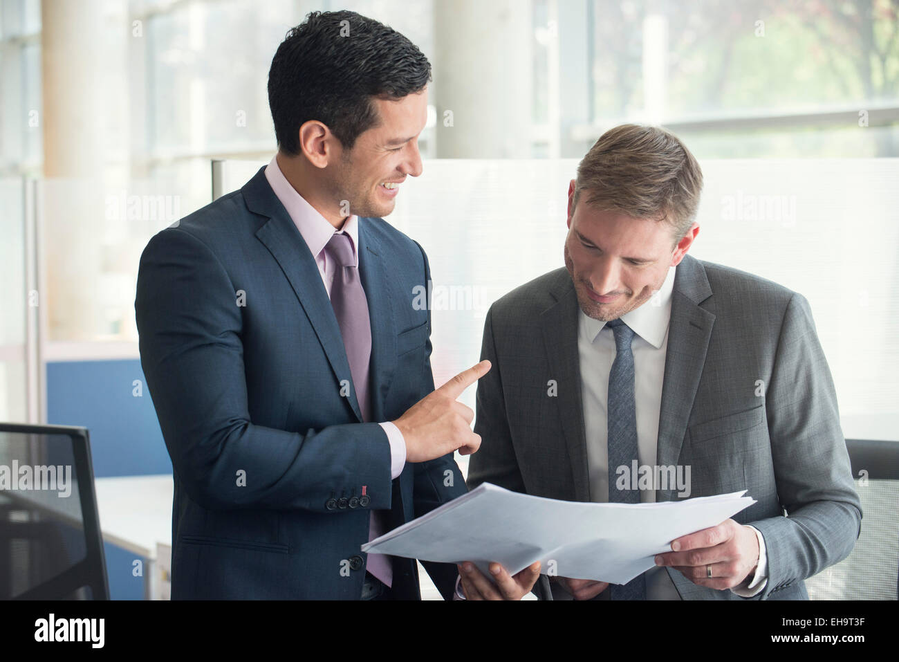 Unternehmer diskutieren Dokument zusammen Stockfoto