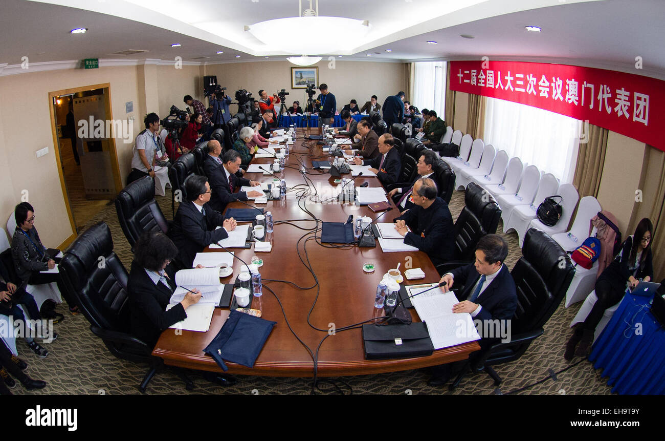 Peking, China. 10. März 2015. Stellvertreter zu Chinas 12. nationalen Volksarmee Kongress (NPC) aus Süd-China Macau Special Administrative Region nehmen Teil an einer Podiumsdiskussion in Peking, Hauptstadt von China, 10. März 2015. © Li Xiang/Xinhua/Alamy Live-Nachrichten Stockfoto