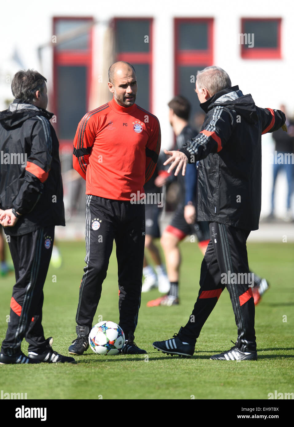 München, Deutschland. 10. März 2015. FC Bayern München Trainer Pep Guardiola (C) spricht mit seinen Assistenten Domenec Torrent (L) und Hermann Gerland (R) während der letzten Trainingseinheit in München, Deutschland, 10. März 2015. Am 11. März 2015 trifft der FC Bayern München FC Shakhtar Donetsk in der Champions-League-Runde der letzten 16 Rückspiel. Foto: ANDREAS GEBERT/Dpa/Alamy Live-Nachrichten Stockfoto