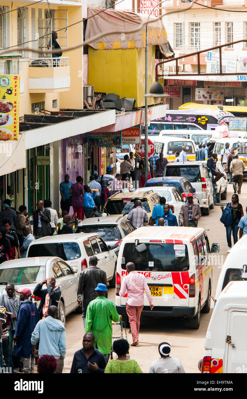 Verkehr und Fußgänger entlang der Dubois Street, Innenstadt von Nairobi, Kenia Stockfoto