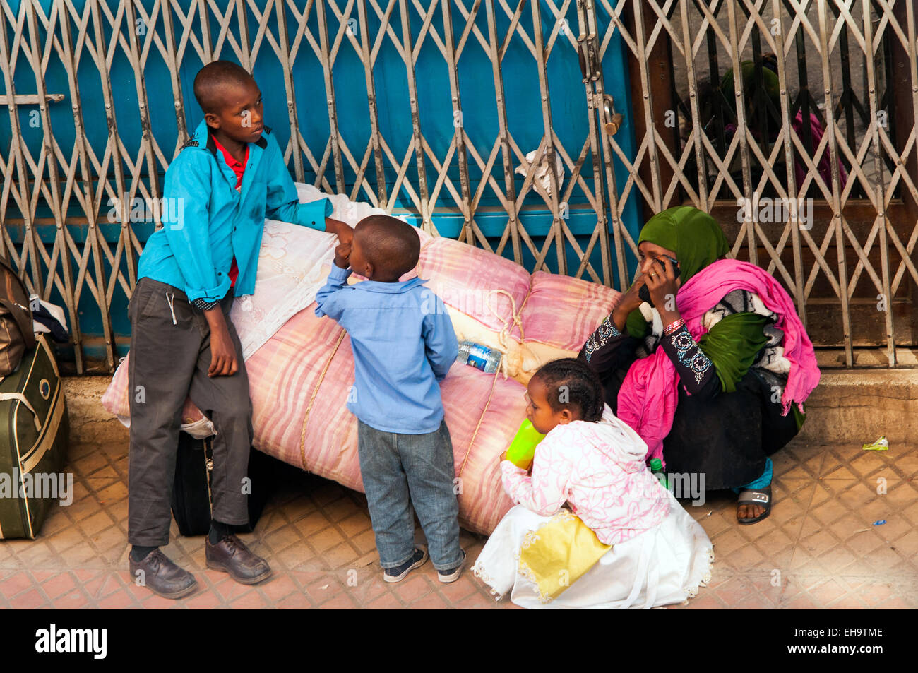 Menschen warten auf Bus, Dubois Street, Downtown Nairobi, Kenia Stockfoto