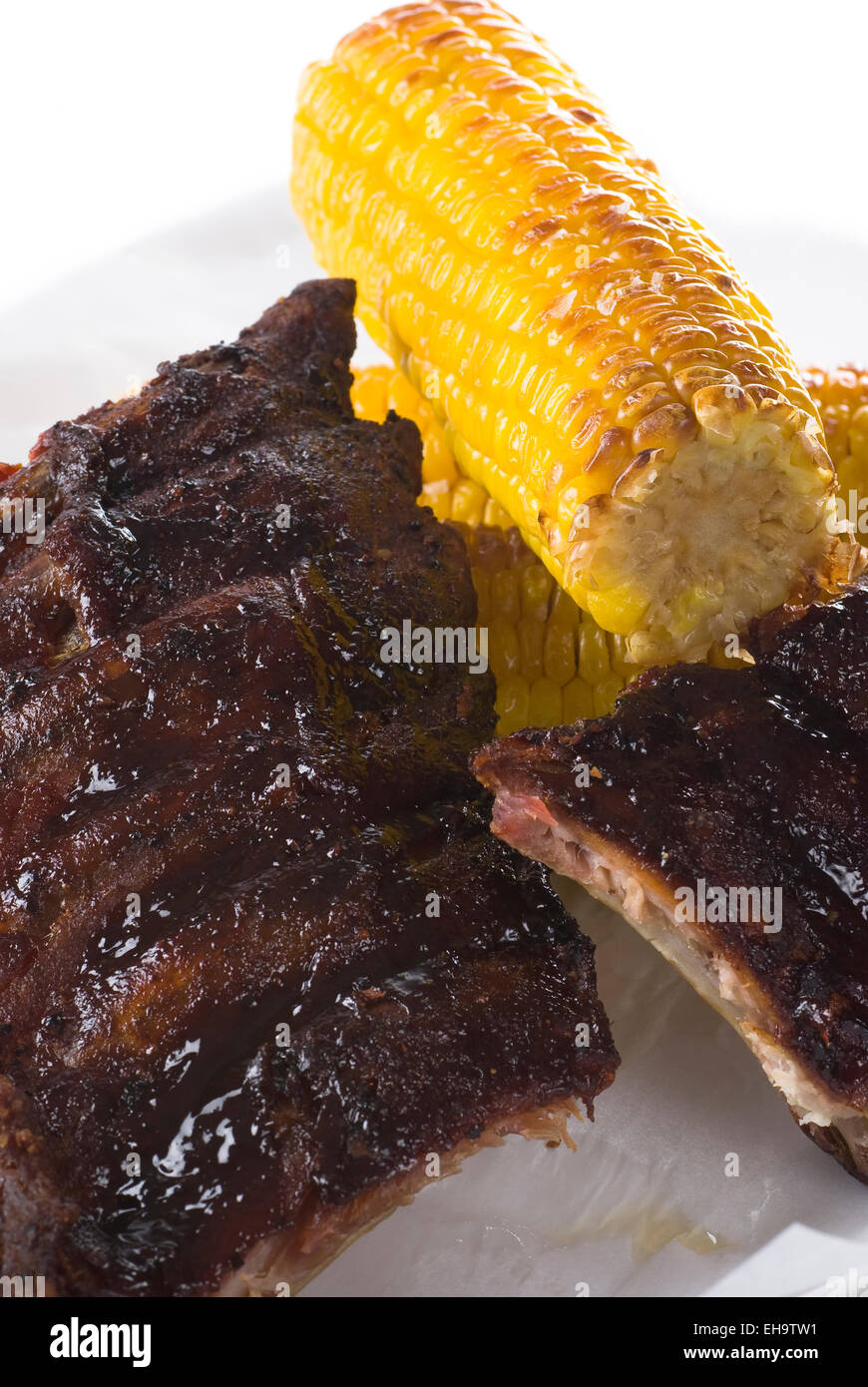 Maiskolben mit Meersalz auf glasierten Grill Rippen. Stockfoto