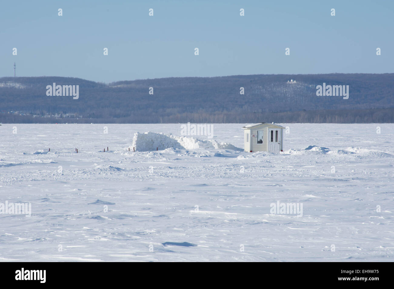 Eisfischen Hütte auf einem zugefrorenen See Stockfoto