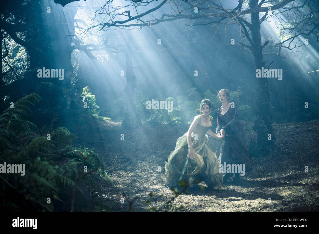In den Wald ist eine 2014 amerikanische musikalische Fantasy-Drama-Film unter der Regie von Rob Marshall, und von James Lapine von seine und Sondheim Tony Award-Winning Broadway-Musical mit dem gleichen Namen auf dem Bildschirm angepasst. Stockfoto