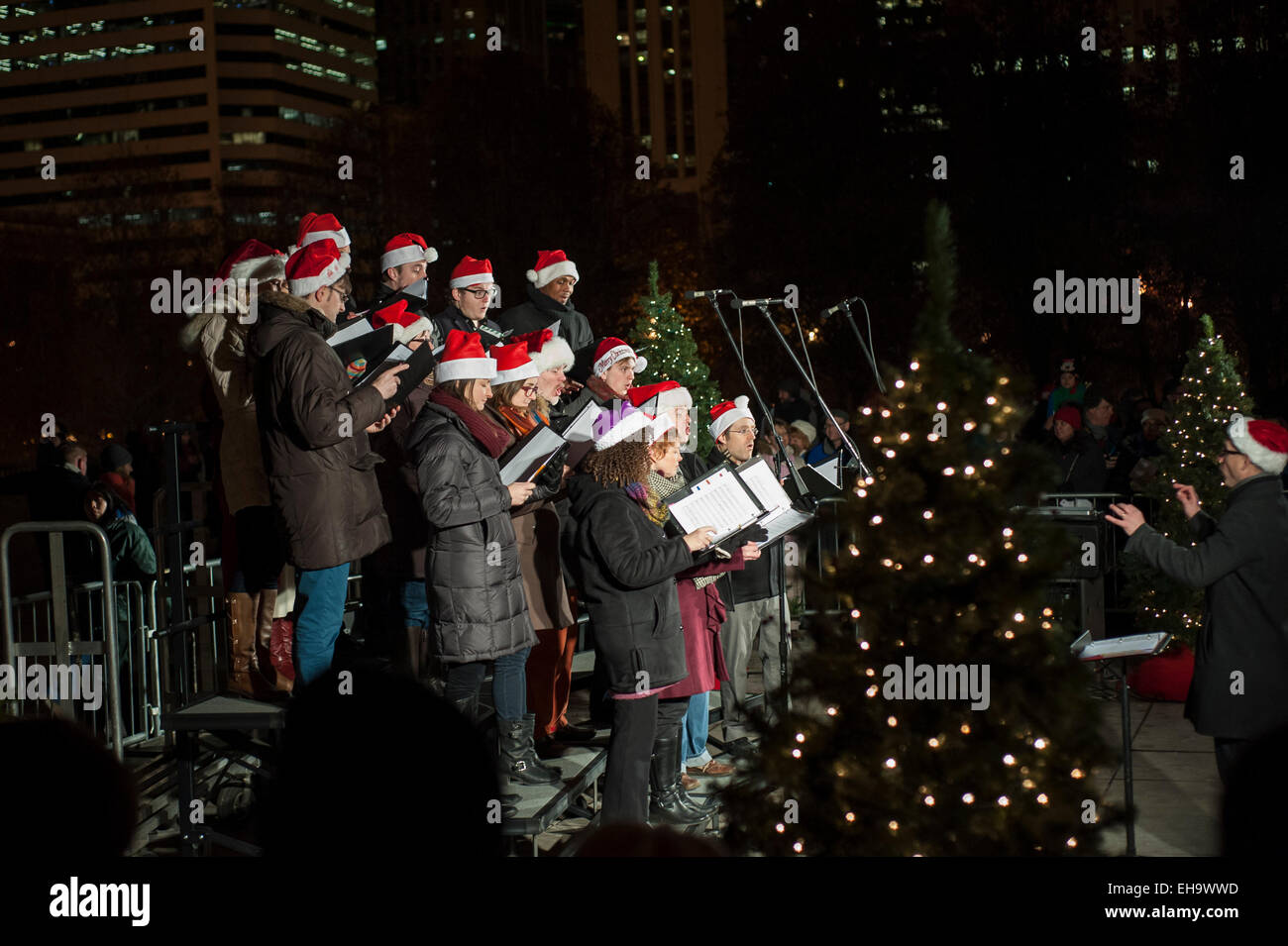 Chicago, USA.  Ein Chor singt Weihnachtslieder in der Nacht von Cloud Gate, aka "The Bean". Stockfoto