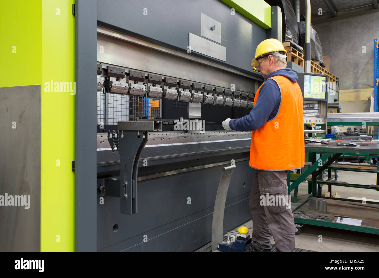 Metallindustrie Arbeiter betreibt CNC Bremse drücken Stockfoto