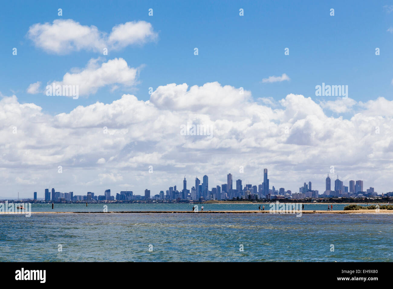 Blick auf die Skyline von Melbourne über Port Phillip Bay vom mittleren Brighton beach Stockfoto