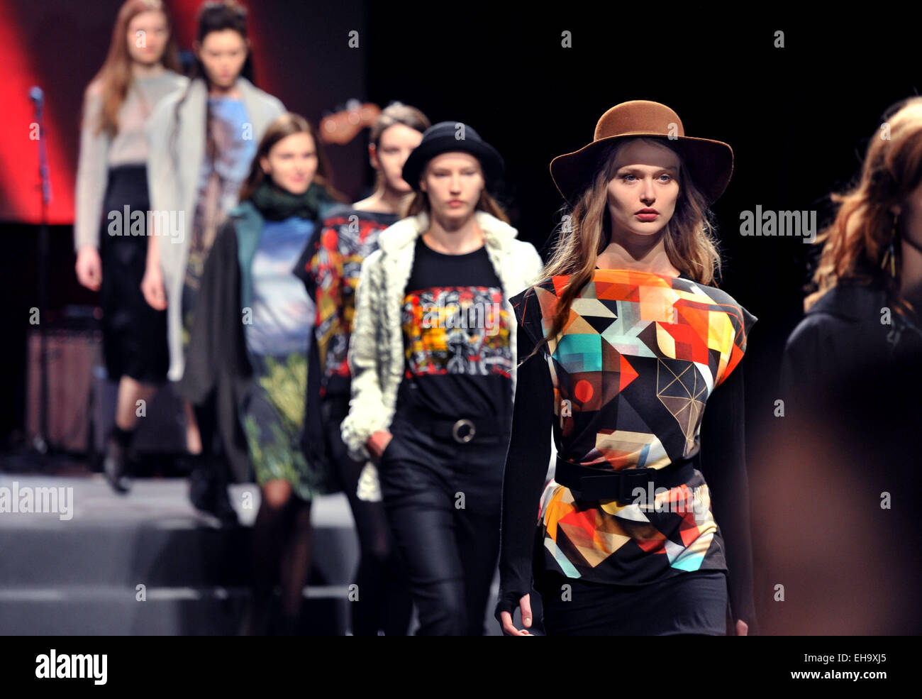 Paris, Frankreich. 10. März 2015. Kreationen von Agnes b. präsentieren während der Paris Fashion Week Herbst/Winter 2015-2016 in Paris, Frankreich, am 10. März 2015. Bildnachweis: Chen Xiaowei/Xinhua/Alamy Live-Nachrichten Stockfoto