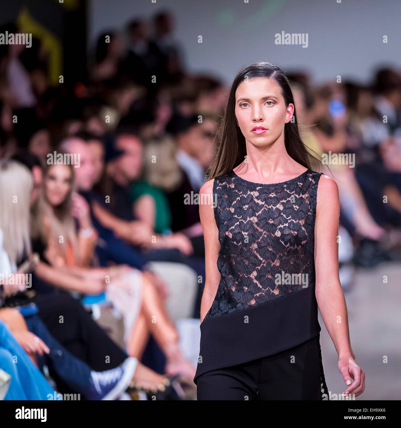 Sydney, Australien. 10. März 2015. Australische Designer Nicola Finetti präsentiert seine Frühjahr-/Sommerkollektion 2015 / 16 Stockfoto