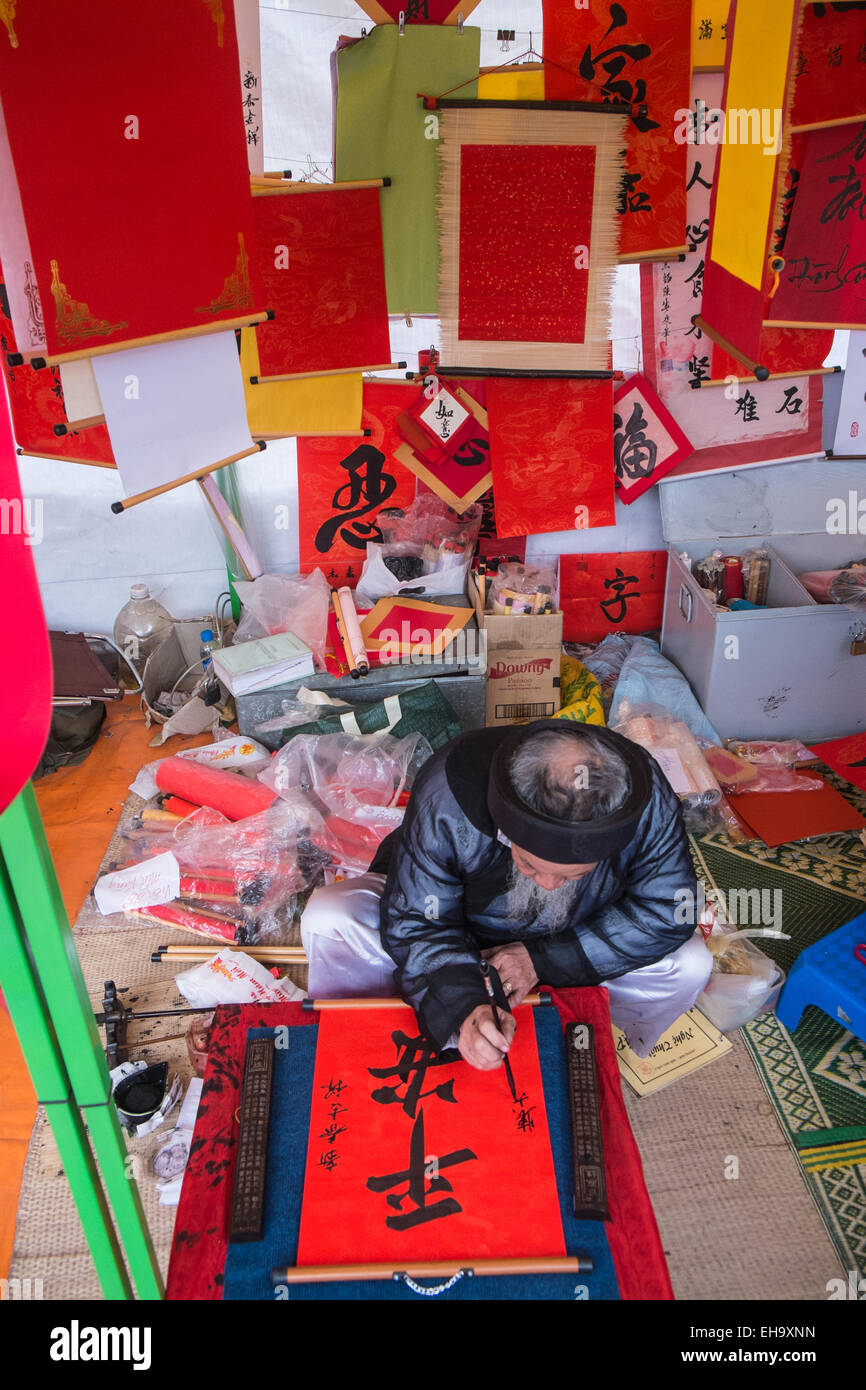 Künstler malt, Kalligraphie Hanoi, Vietnam, während Tet, der traditionellen vietnamesischen Neujahrsfest Urlaub im Tempel der Literatur. Stockfoto