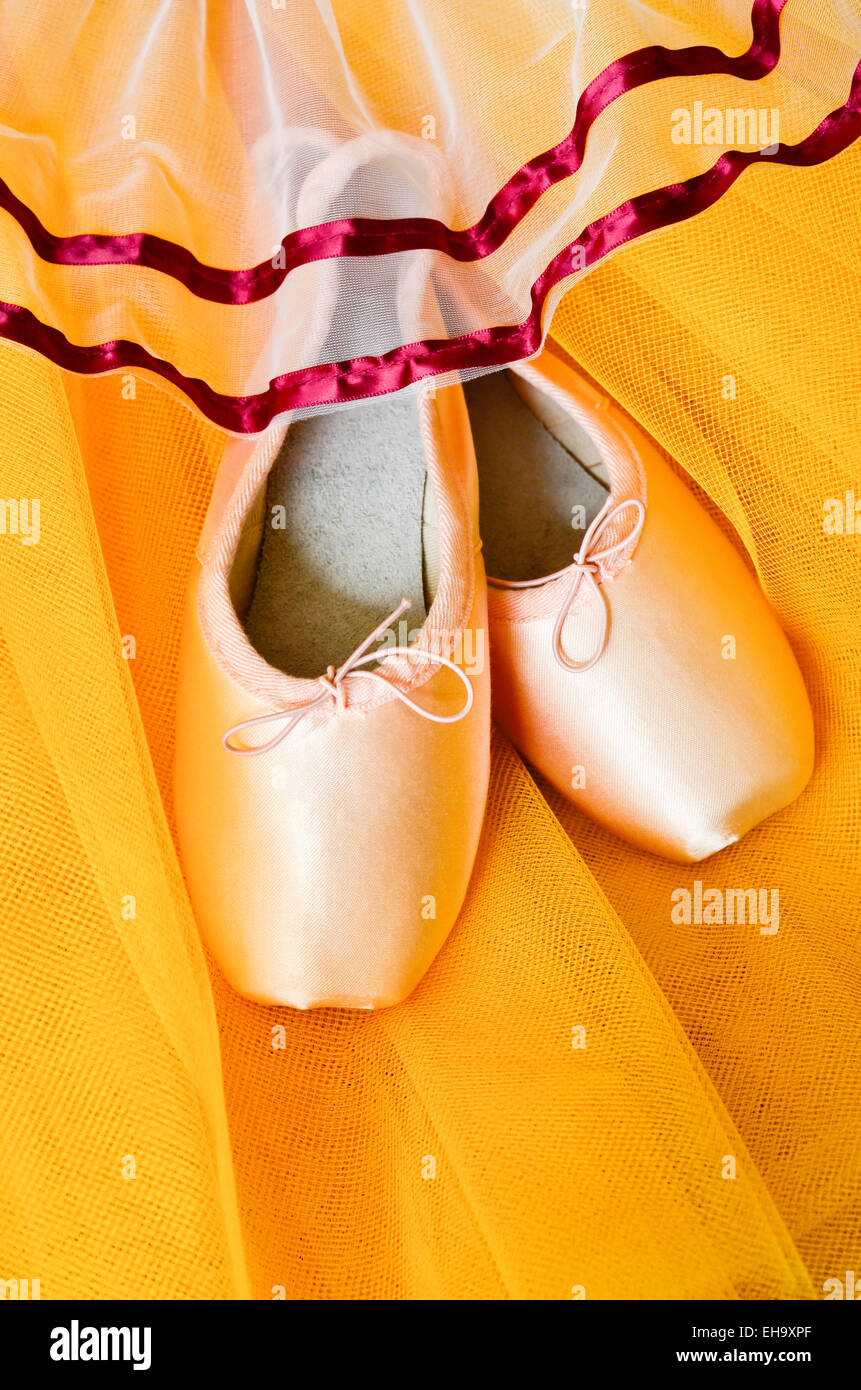 Pointe Schuhe auf gelben tutu Stockfoto