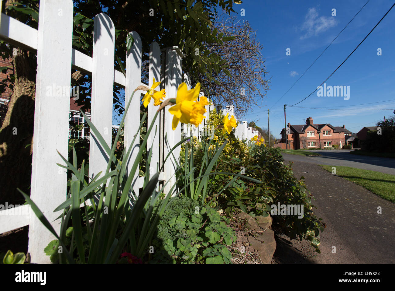 Dorf von Barton, England. Malerische Frühjahr Blick auf Barton Road. Stockfoto