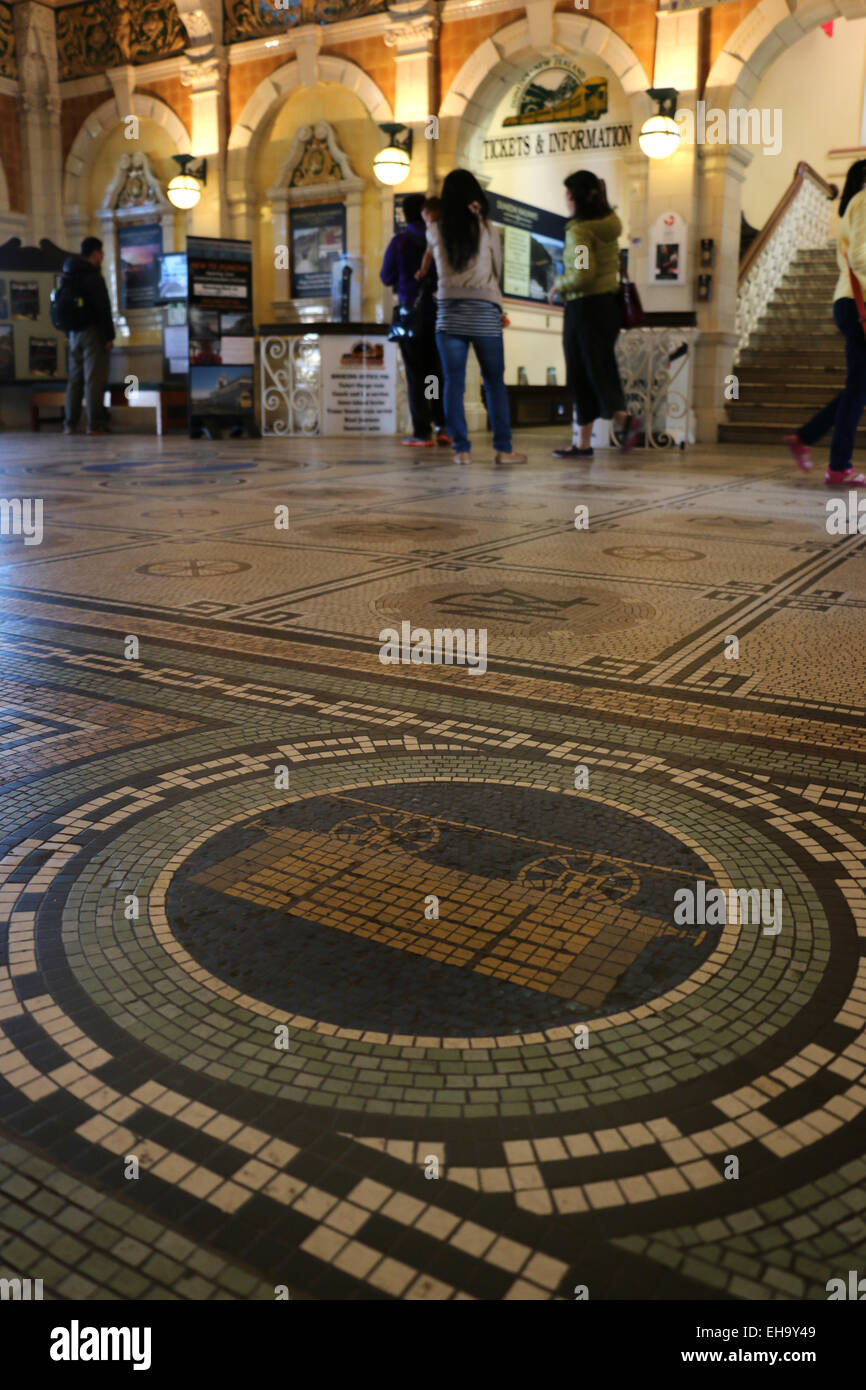 Fliesen Boden Touristen Dunedin Railway Station in Dunedin Neuseeland Stockfoto