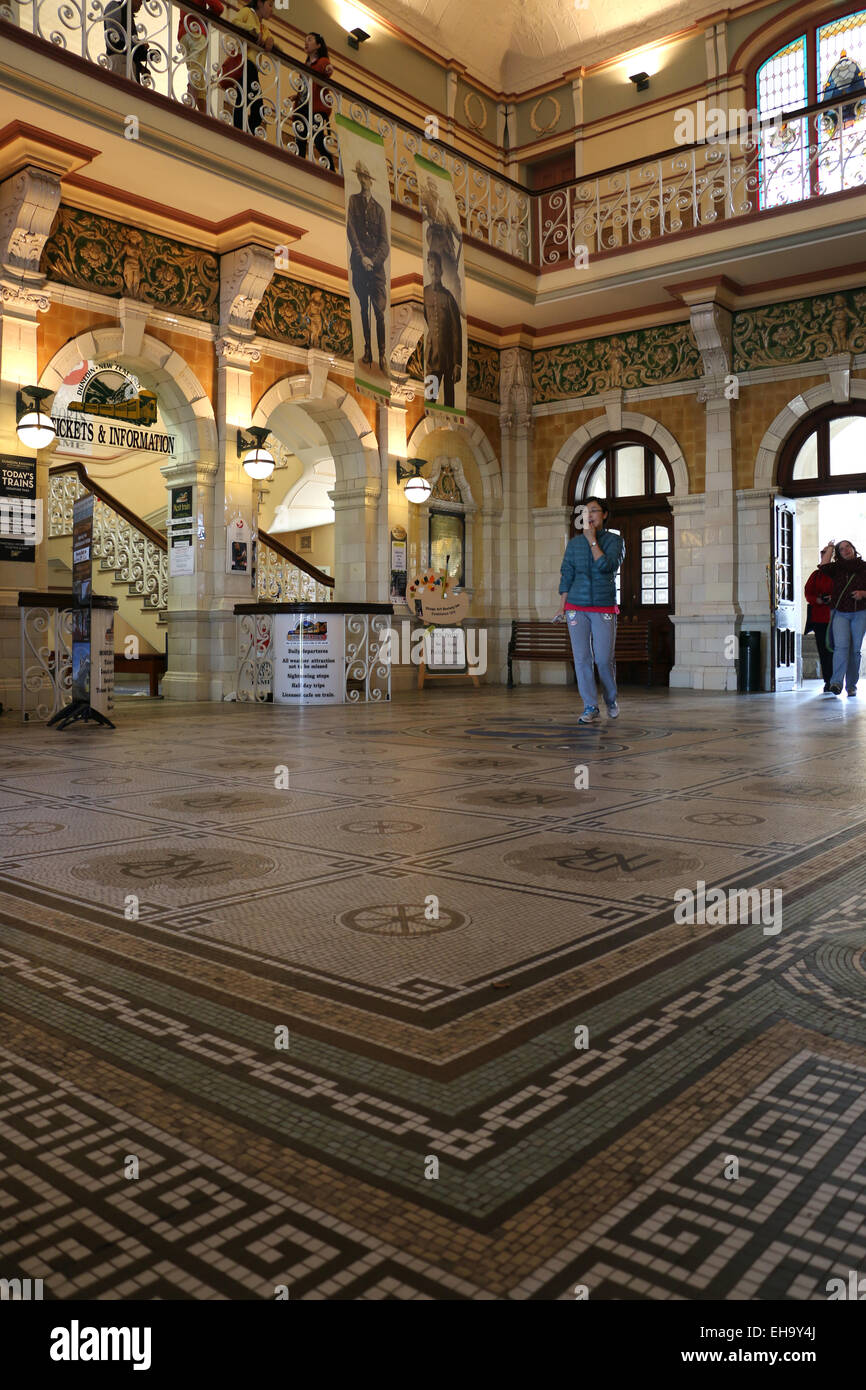 Fliesen Boden Touristen Dunedin Railway Station in Dunedin Neuseeland Stockfoto