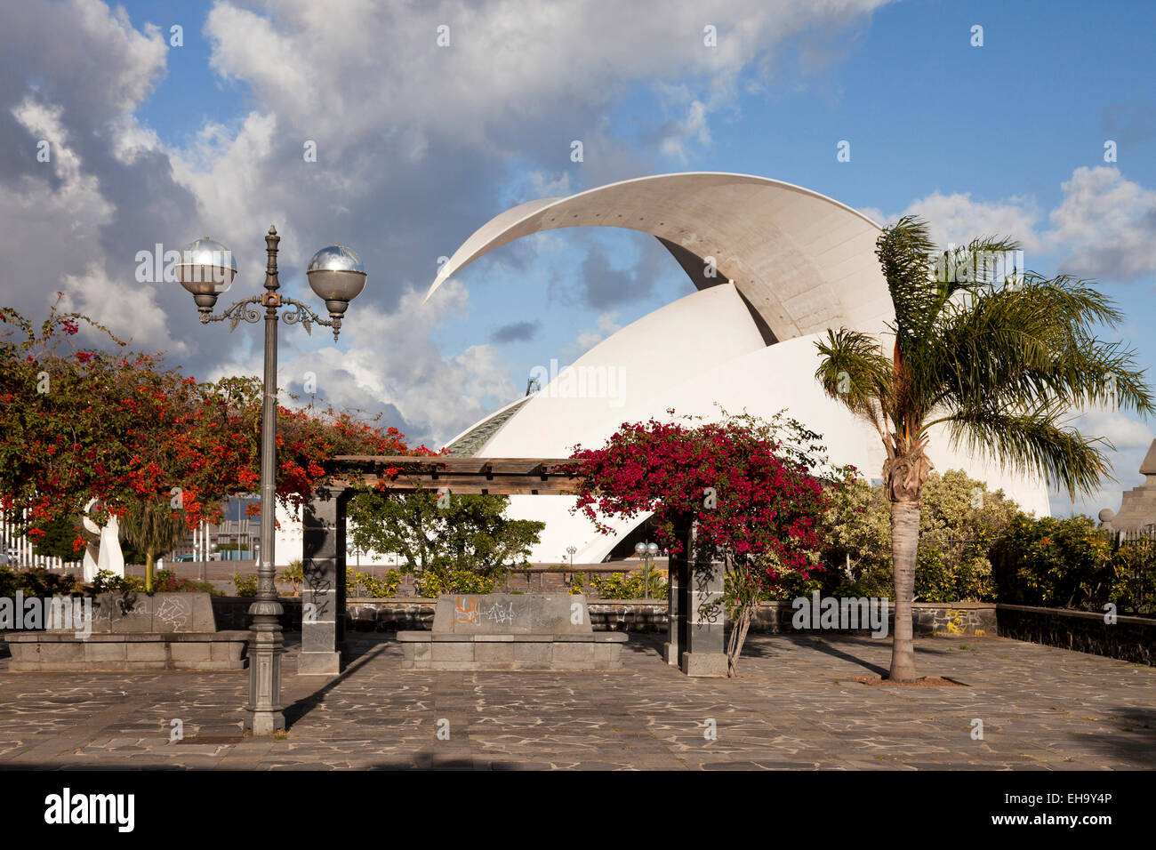 Die moderne Konzerthalle Auditorio de Tenerife von Architekt Santiago Calatrava Valls in Santa Cruz De Tenerife, Teneriffa, Kanarische Stockfoto