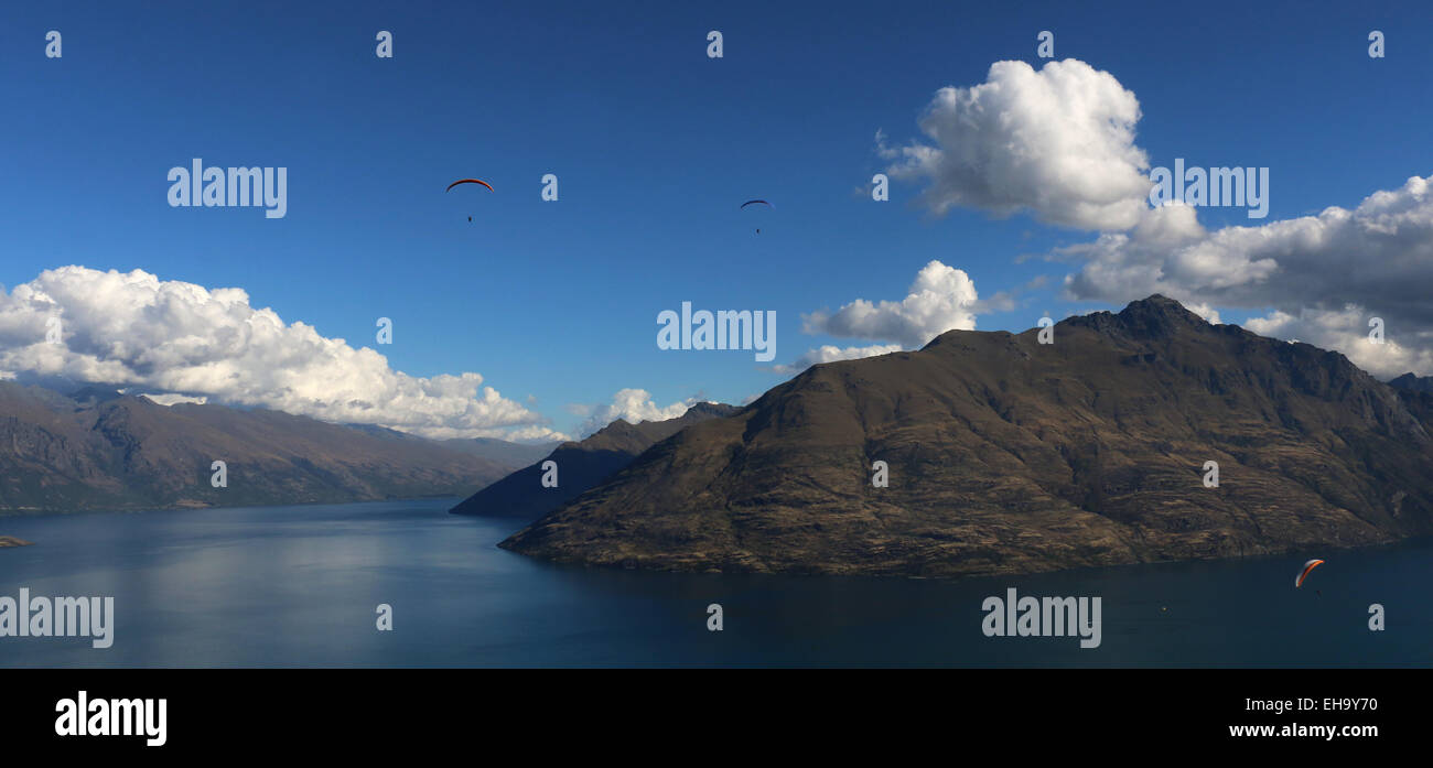 Paragliding über Berge Queenstown Neuseeland Stockfoto