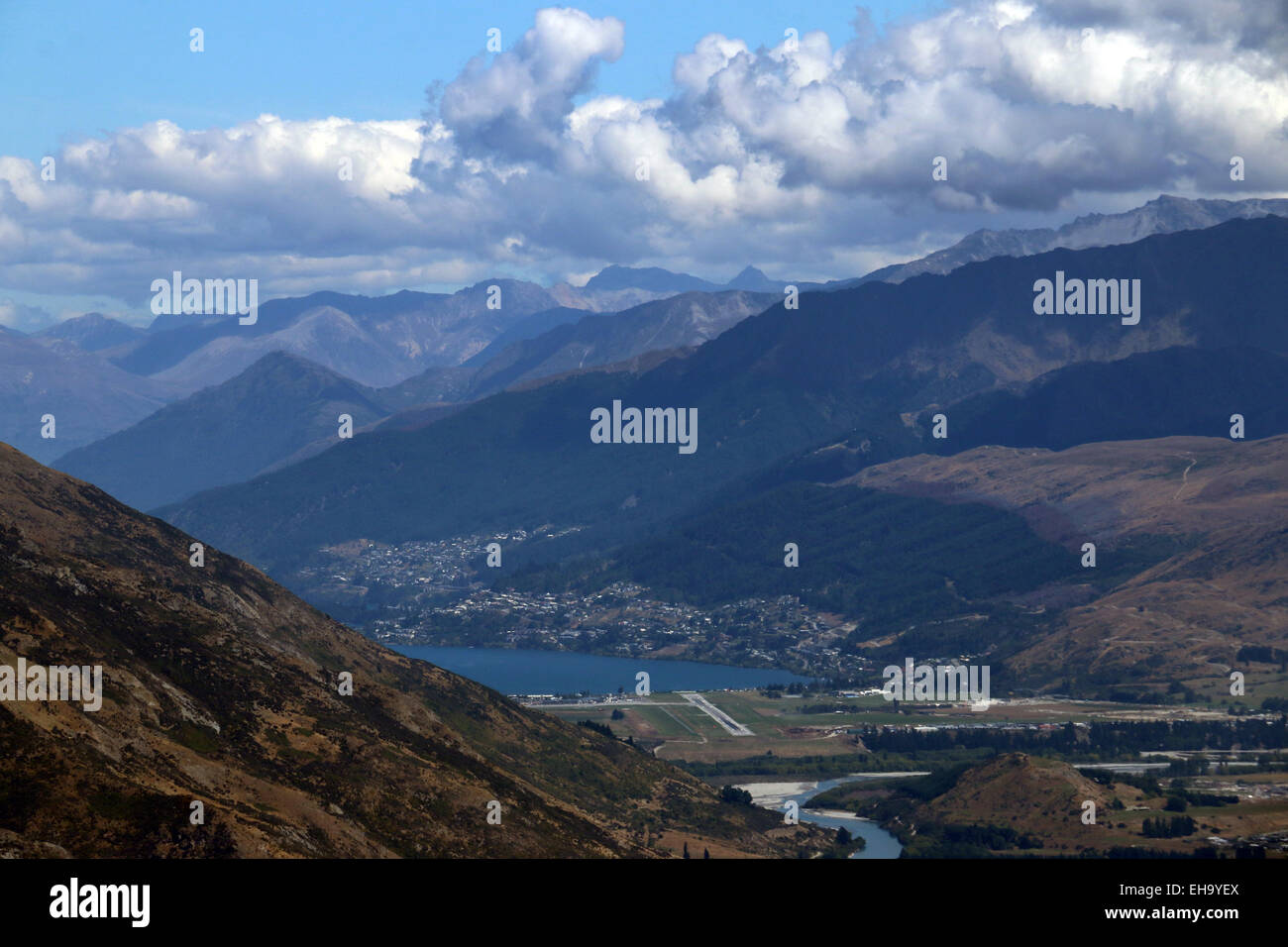 Flughafen und Straße nach Queenstown Neuseeland Spitzberg Stockfoto