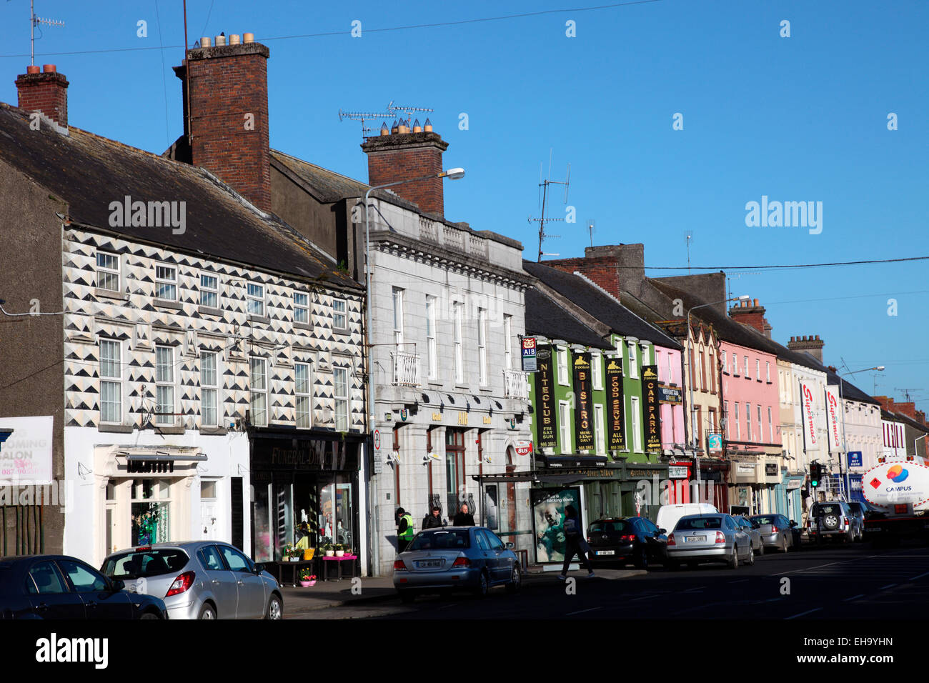 Main Street in der Grafschaft Monaghan-Markt-Stadt Carrickmacross. Stockfoto