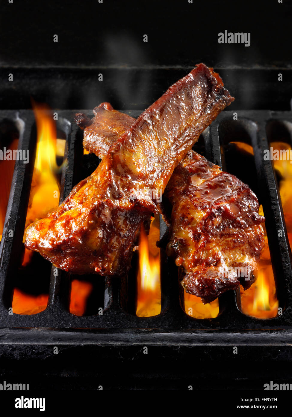 Barbecue Rippchen gekocht wird über offenem Feuer Stockfoto