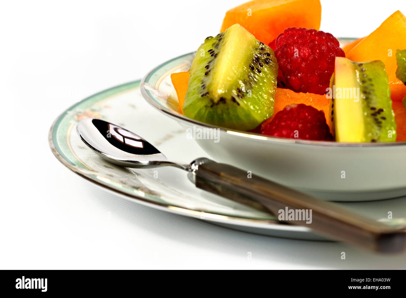 Salat von frischen Früchten in eine Schüssel geben Stockfoto