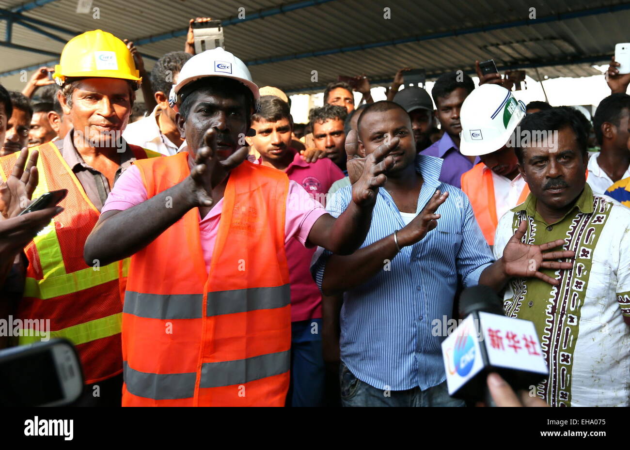 (150310)--COLOMBO, 10. März 2015 (Xinhua)--Arbeiter des Projektes sprechen Medien in Colombo, Sri Lanka, 9. März 2015. Eine Hafen-City-Projekt in der Hauptstadt Colombo von der Sri-lankischen Regierung letzte Woche vorübergehend angehalten wurde und mehr als 1.000 einheimischen Arbeitern hier versammelt am Montag zum protest gegen die Entscheidung der Regierung der Aussetzung des Projekts. (Xinhua/Huang Haimin) Stockfoto