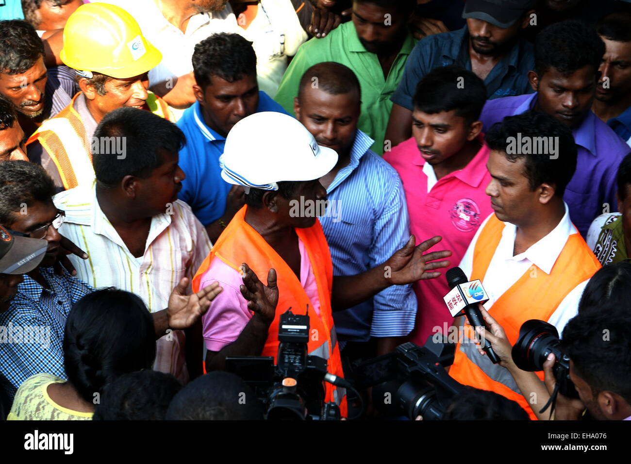 (150310)--COLOMBO, 10. März 2015 (Xinhua)--Arbeiter des Projektes sprechen Medien in Colombo, Sri Lanka, 9. März 2015. Eine Hafen-City-Projekt in der Hauptstadt Colombo von der Sri-lankischen Regierung letzte Woche vorübergehend angehalten wurde und mehr als 1.000 einheimischen Arbeitern hier versammelt am Montag zum protest gegen die Entscheidung der Regierung der Aussetzung des Projekts. (Xinhua/Huang Haimin) Stockfoto