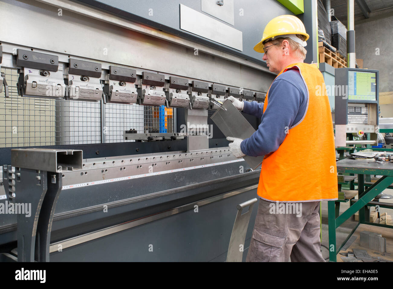 Metallindustrie Arbeiter prüft gefalteten Blechteil Stockfoto