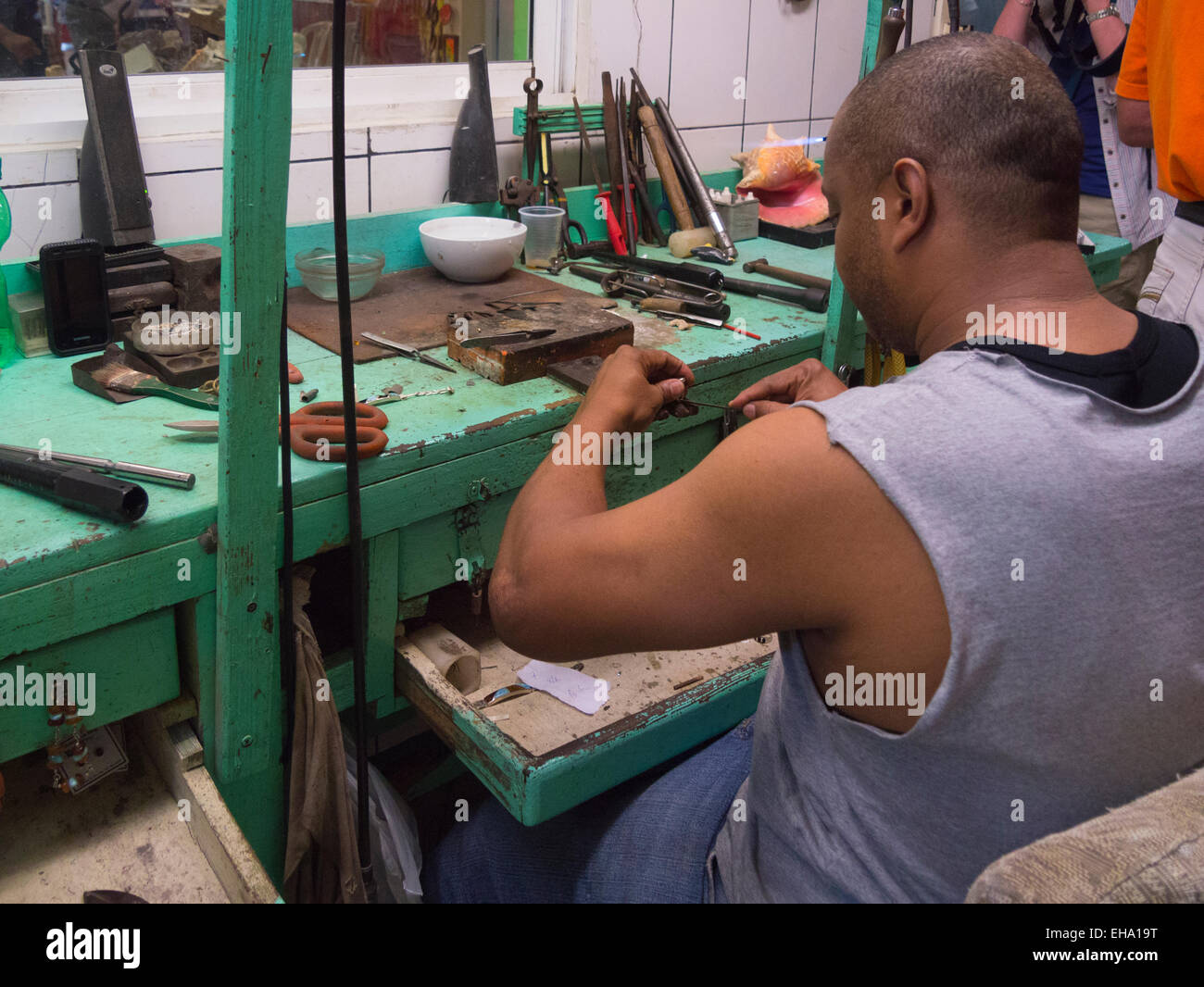 Dominikanische Mann arbeitet auf ein kompliziertes Stück Silber Schmuck Dominikanische Republik Stockfoto