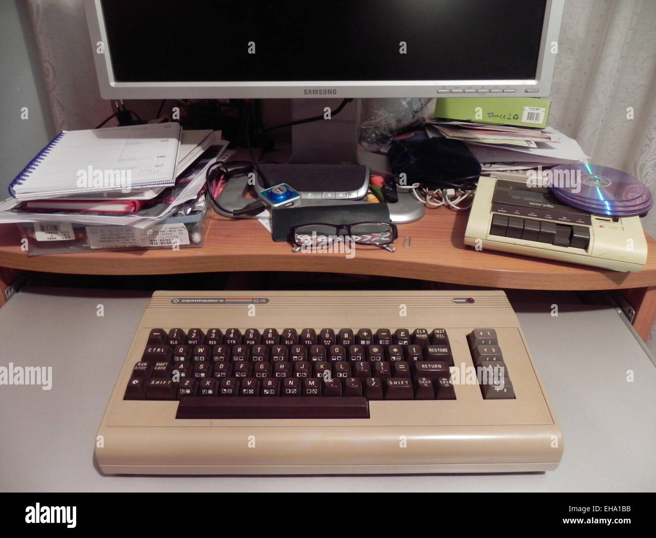 Triest, TS, Italien - 1. März 2015: Die Geschichte der Heimcomputer-Rapresented durch den Beitritt einer aktuellen Arbeit zufr C64 Stockfoto Triest, TS, Italien - 1. März 2015: Die Geschichte der Heimcomputer-Rapresented durch den Beitritt einer aktuellen Arbeit zufr C64 Stockfoto