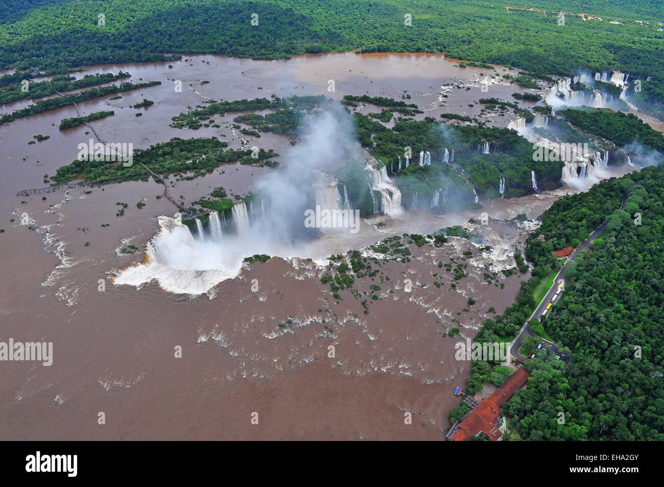 Iguazu Wasserfälle vom Hubschrauber aus. Grenze von Brasilien und Argentinien. Stockfoto