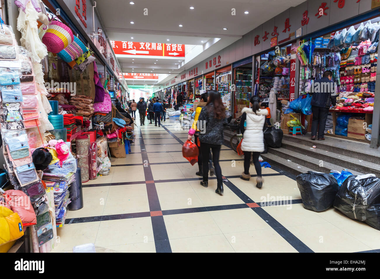 Hangzhou, China - 5. Dezember 2014: Innere des gewöhnlichen chinesischen Textilmarkt mit Käufern und Verkäufern Stockfoto