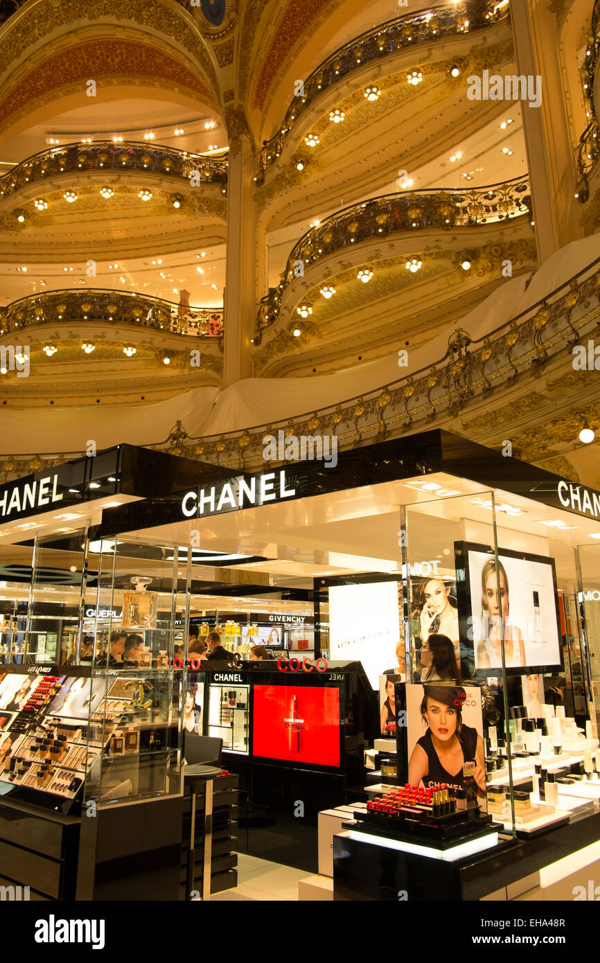 Im Inneren der Galeries Lafayette Shopping Centre, Paris, Frankreich. Make-up und Parfüm sind im Erdgeschoss. Stockfoto