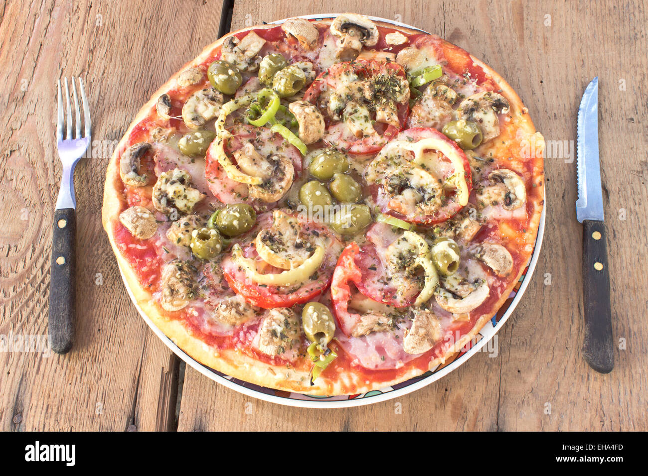 Leckere italienische Pizza auf hölzernen Hintergrund Stockfoto