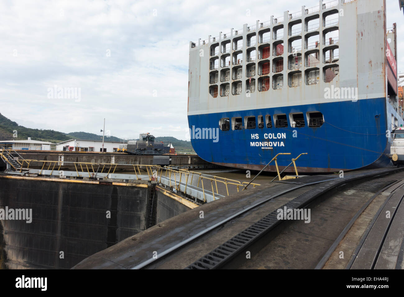 Frachtschiff, Innen in Panama Canal, Panama Stockfoto