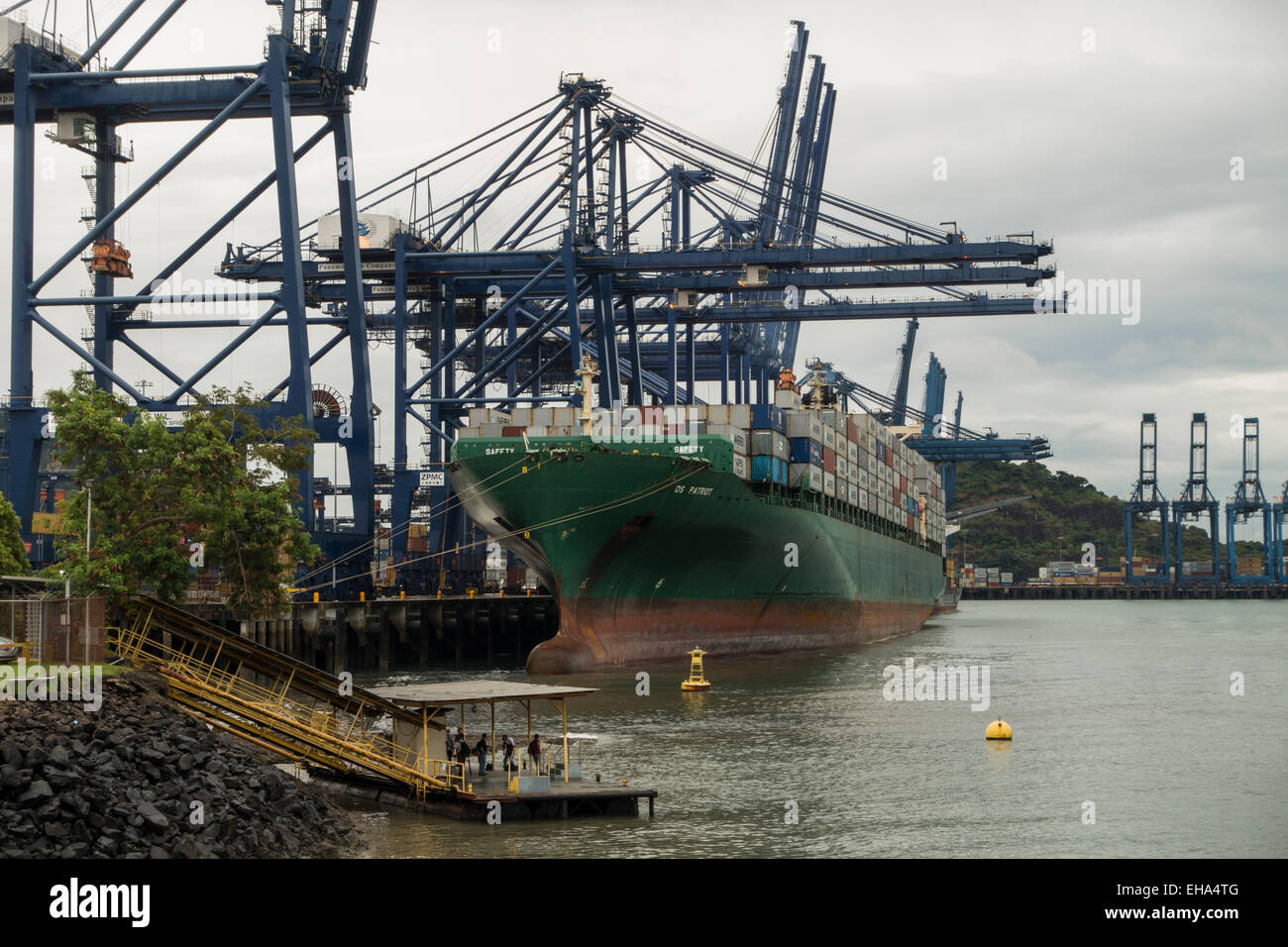 Frachtschiff, Innen in Panama Canal, Panama Stockfoto