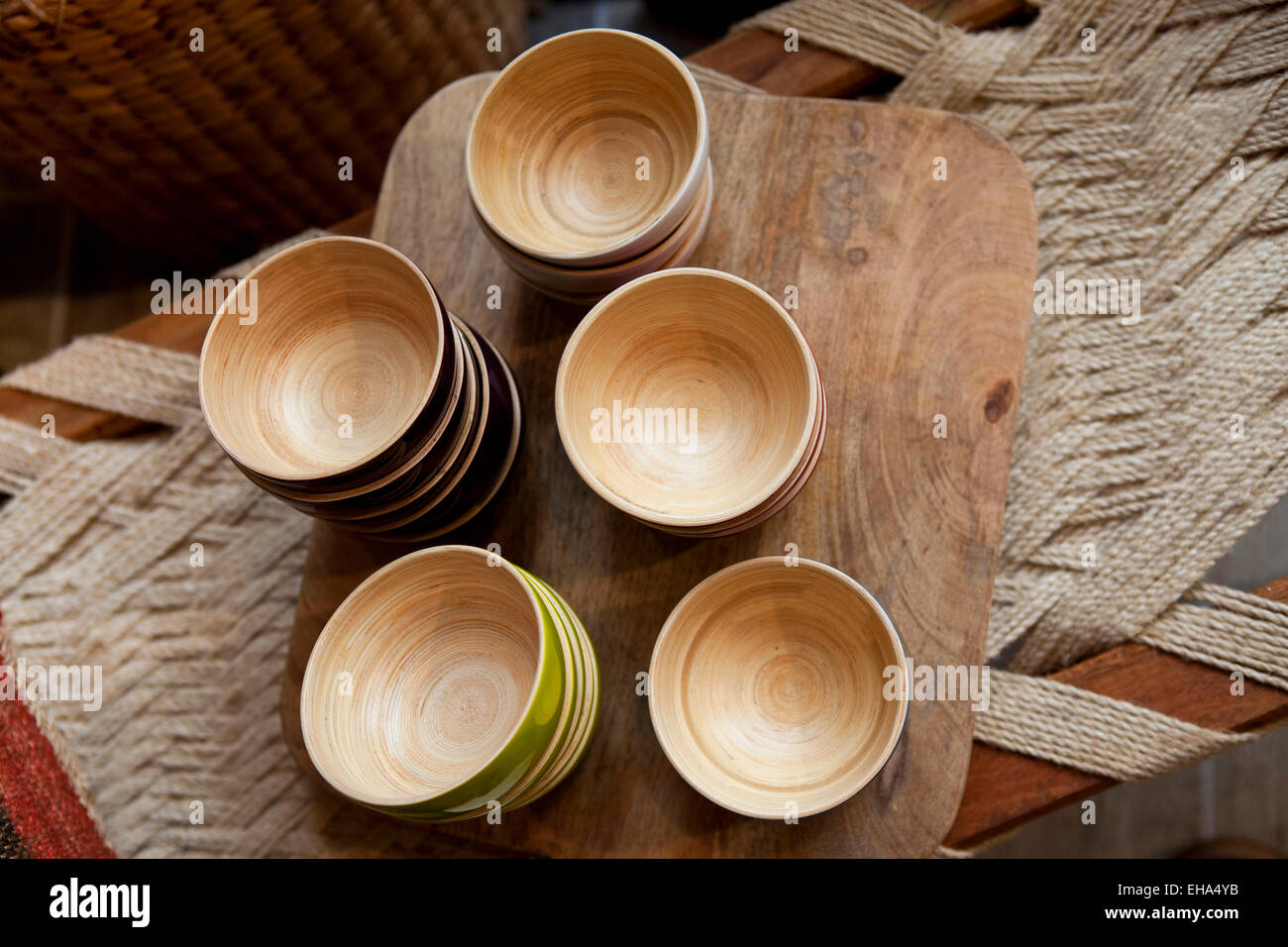 Bambus-Schalen auf einem Holztablett in einer Küche Stockfoto