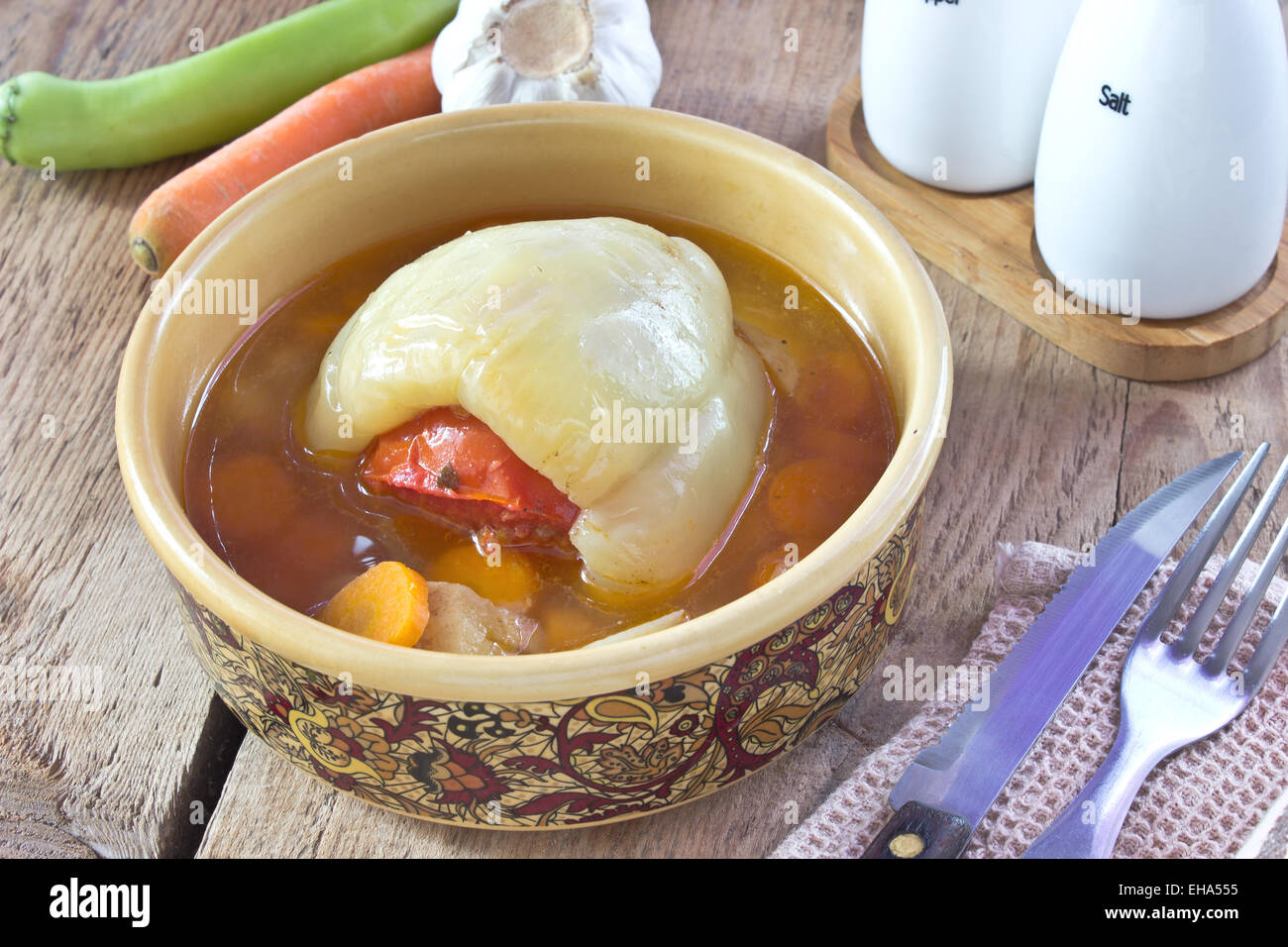Gefüllte Paprika auf hölzernen Hintergrund Stockfoto