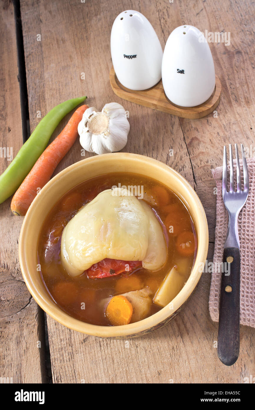 Gefüllte Paprika auf hölzernen Hintergrund Stockfoto