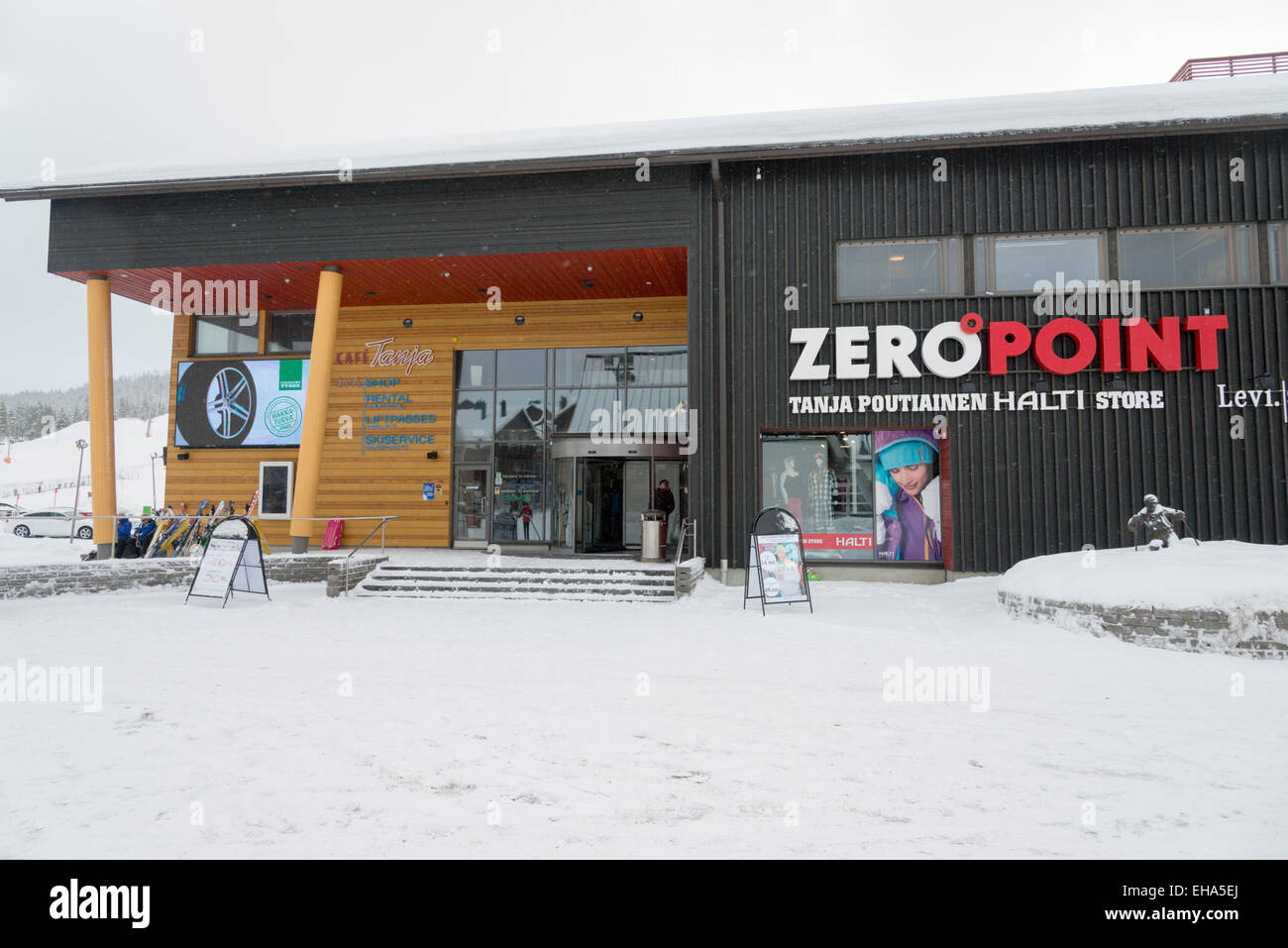 Die Zeropoint oder Null Punkt Skiliftstation und Gebäude im Skigebiet Levi Lapland Finnlands Stockfoto
