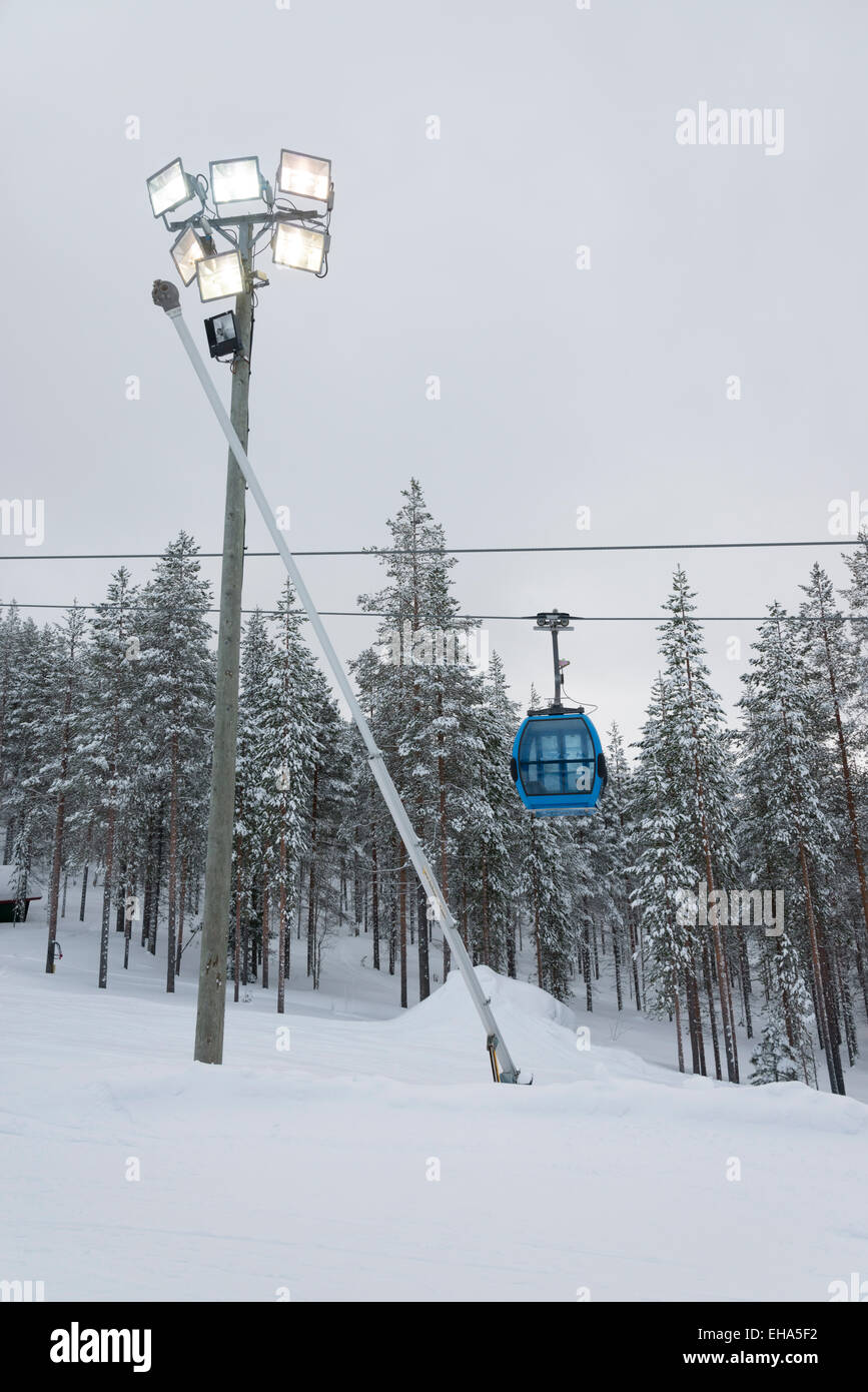 Eine Seilbahn ins Skigebiet Levi Lapland Finnlands Stockfoto