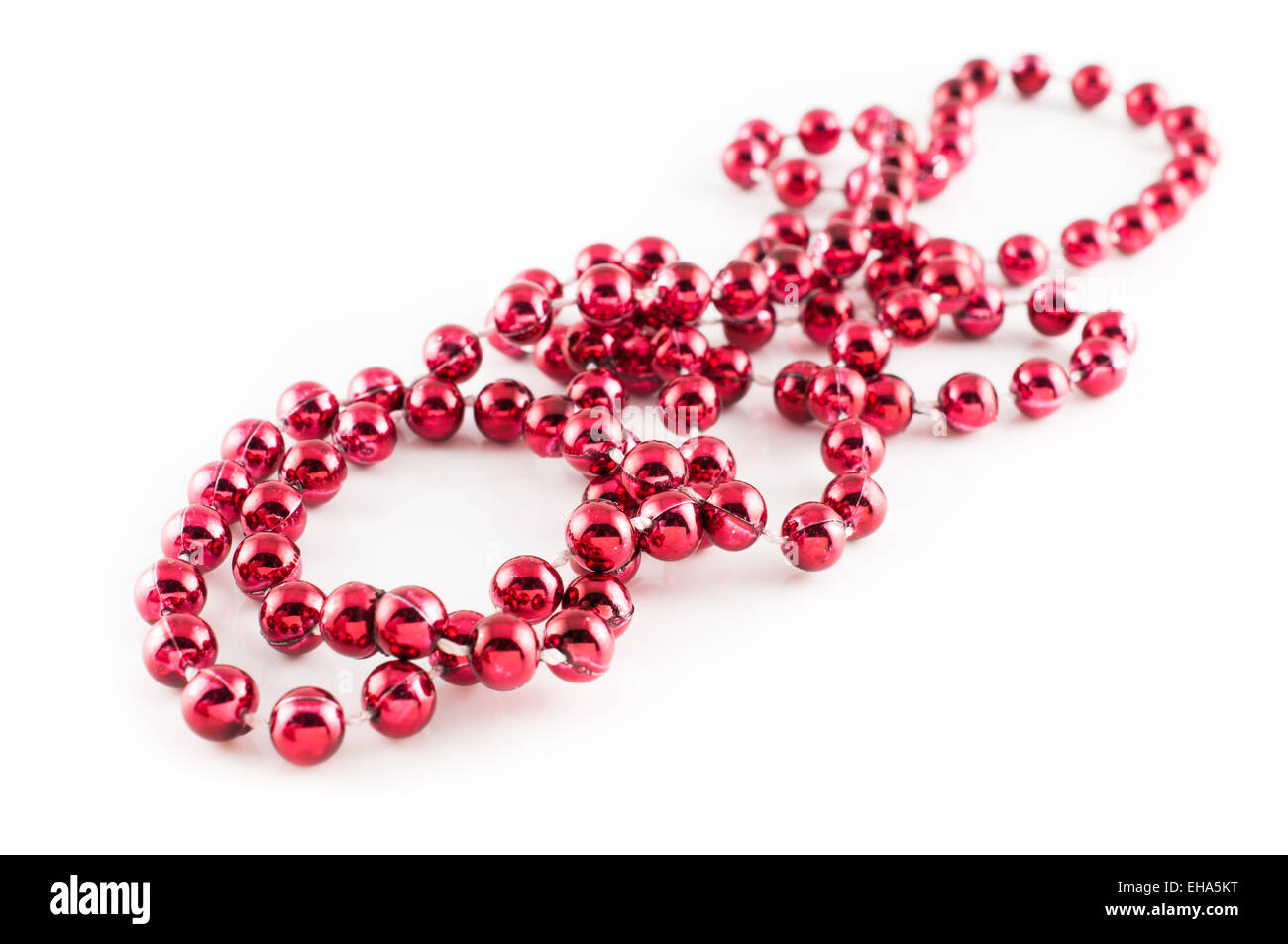 Karneval party rote Perlen in weißem Hintergrund platziert Stockfoto