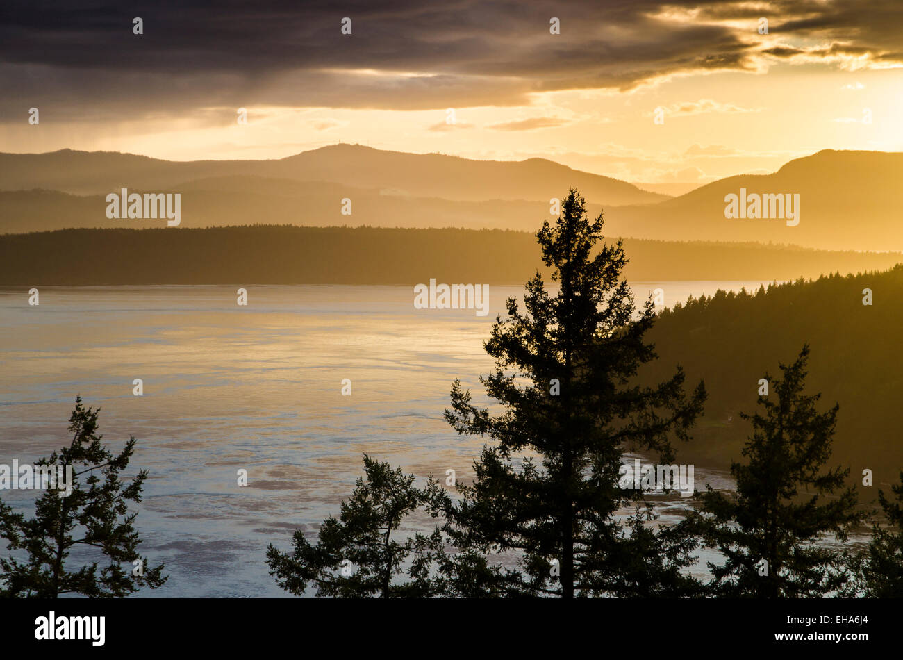 Active-Pass bei Sonnenuntergang vom Bluffs Park, Galiano Island, British Columbia, Kanada Stockfoto