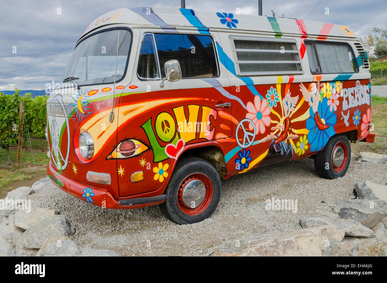VW lackiert, Hippie Van bei Ruby Blues, Weingut, Naramata Bank, Okanagan Region, Britisch-Kolumbien, Kanada Stockfoto