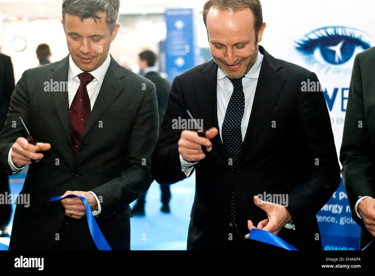 Kopenhagen, Dänemark. 10. März 2015. Dänischen Kronprinzen Frederik und Minister für auswärtige Angelegenheiten, Martin Lidegaard am arbeiten bei der Eröffnung der EWEA 2015 Konferenz und Ausstellung in Kopenhagen. Sie haben gerade schneiden das zeremonielle Band Credit: OJPHOTOS/Alamy Live News Stockfoto