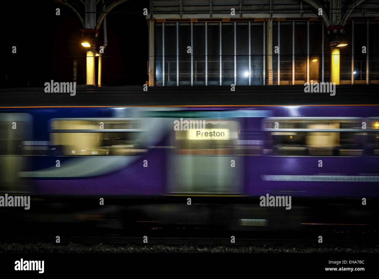 Preston, England: Ein Zug fährt Preston Railway Station Stockfoto