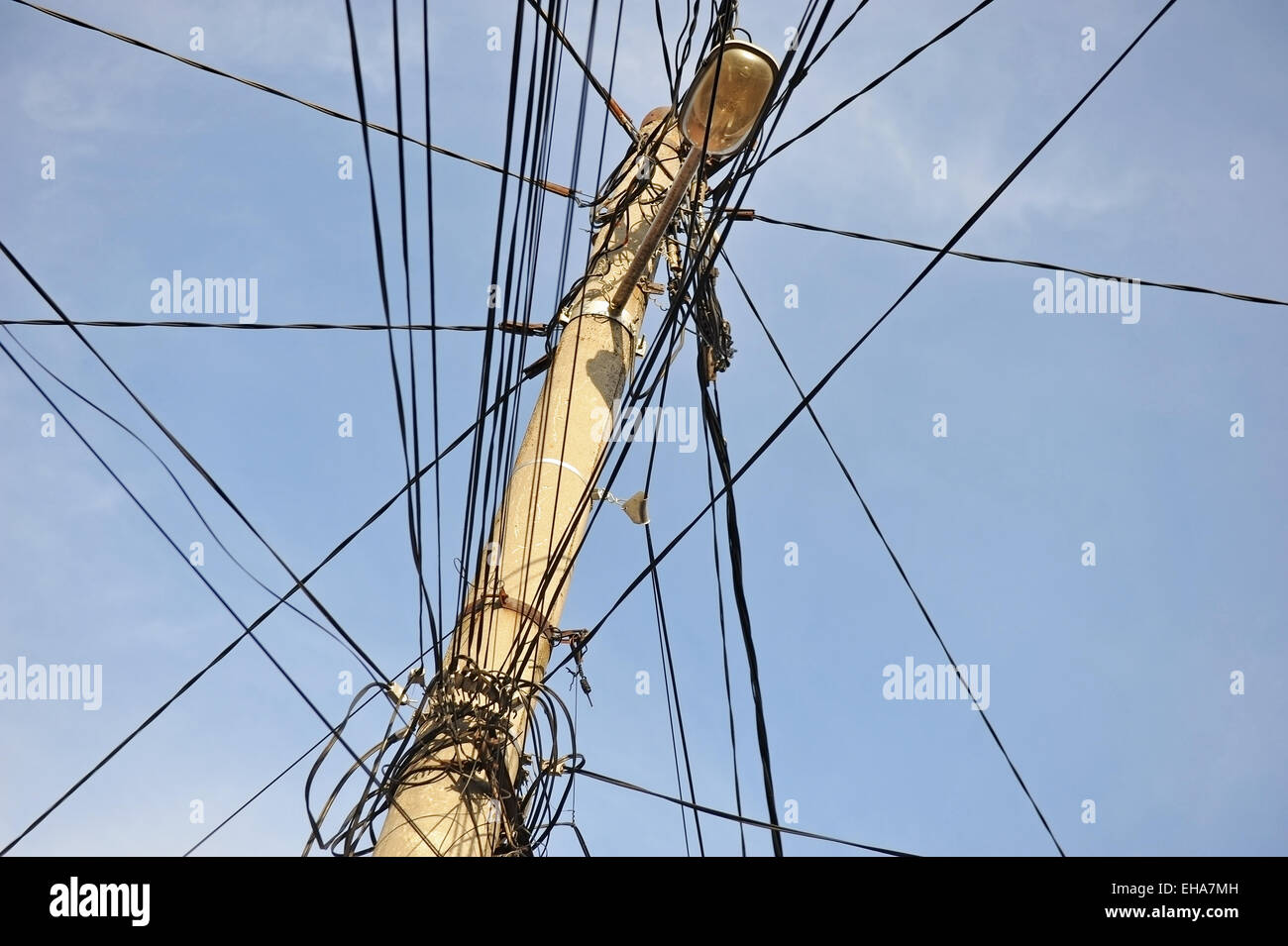 Öffentliche Stromnetz Pol mit viel Kabelsalat Stockfoto