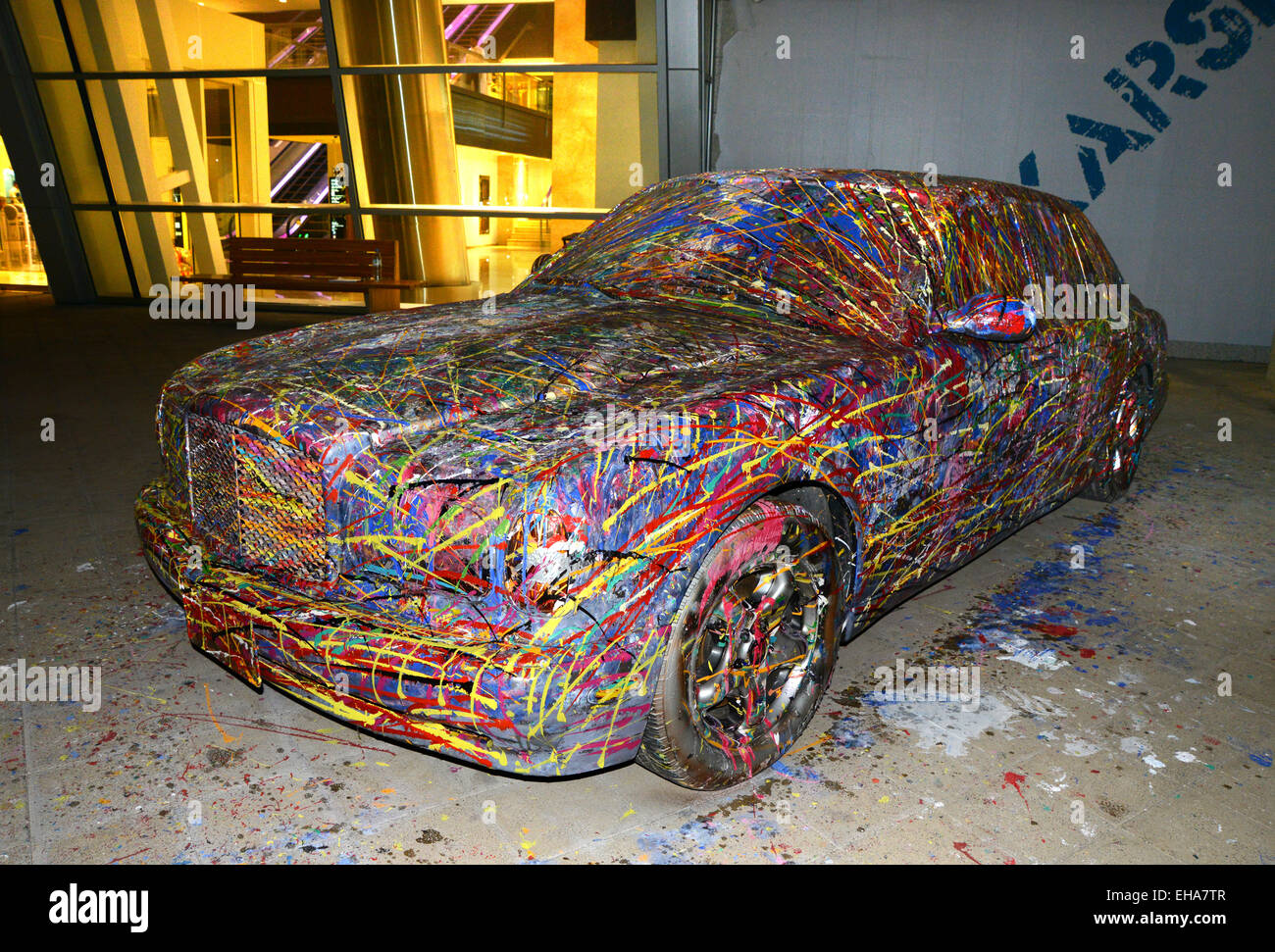 Ein "Kunstwerk" erstellt von einer teuren Bentley Auto sich am Eingang zu einem Einkaufszentrum in der Einkaufsviertel von Abu Dhabi befindet Stockfoto