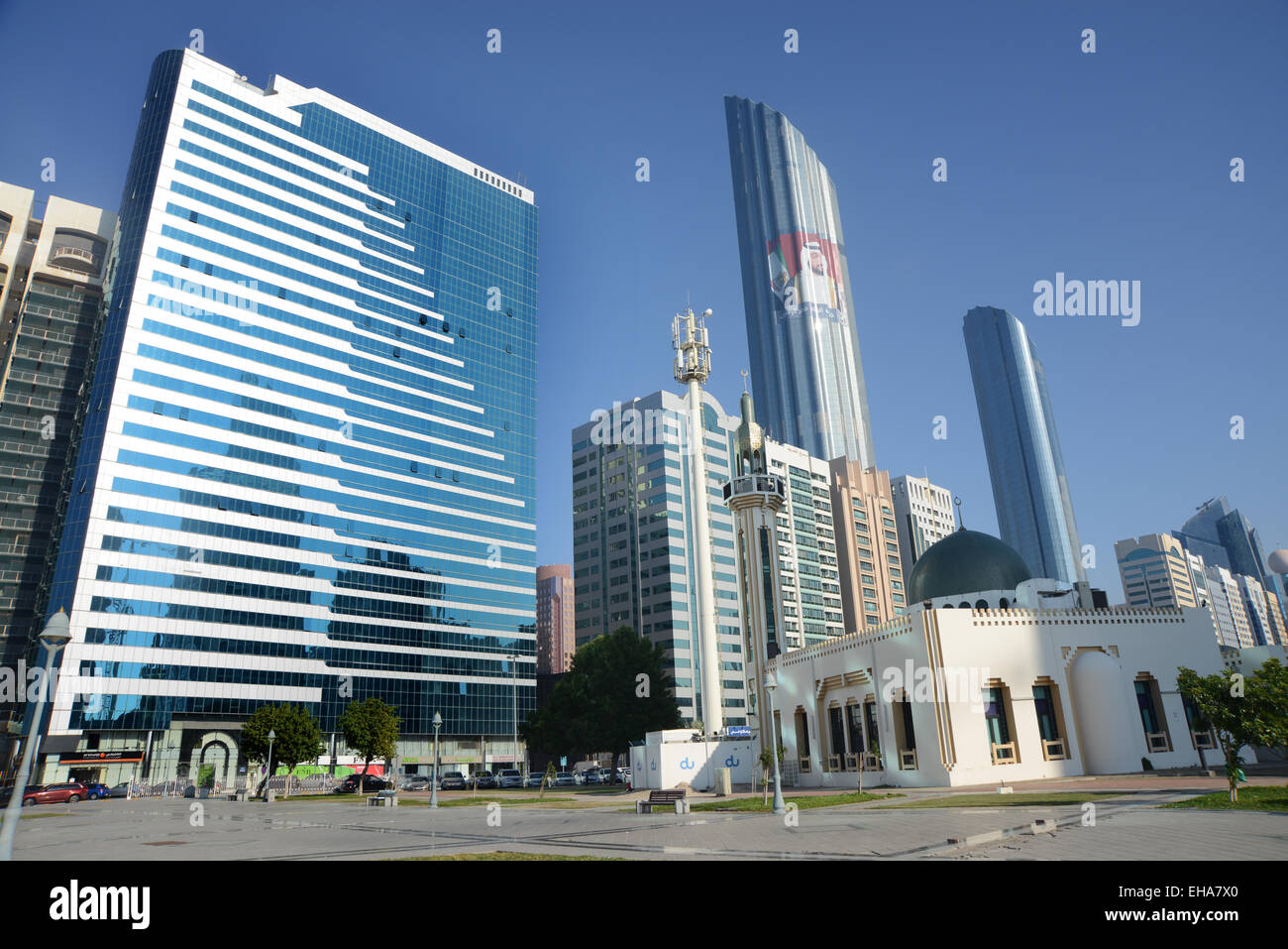 ABU DHABI-die attraktive öffentliche Freiflächen die diesen Teil des Persischen Golfs umgeben Stockfoto